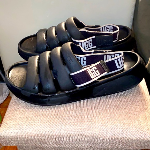 UGG BLACK SLIDES GREAT CONDITION - Picture 2 of 6